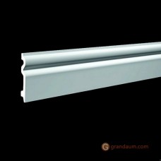 Напольный плинтус с гладким профилем Европласт 6.53.109